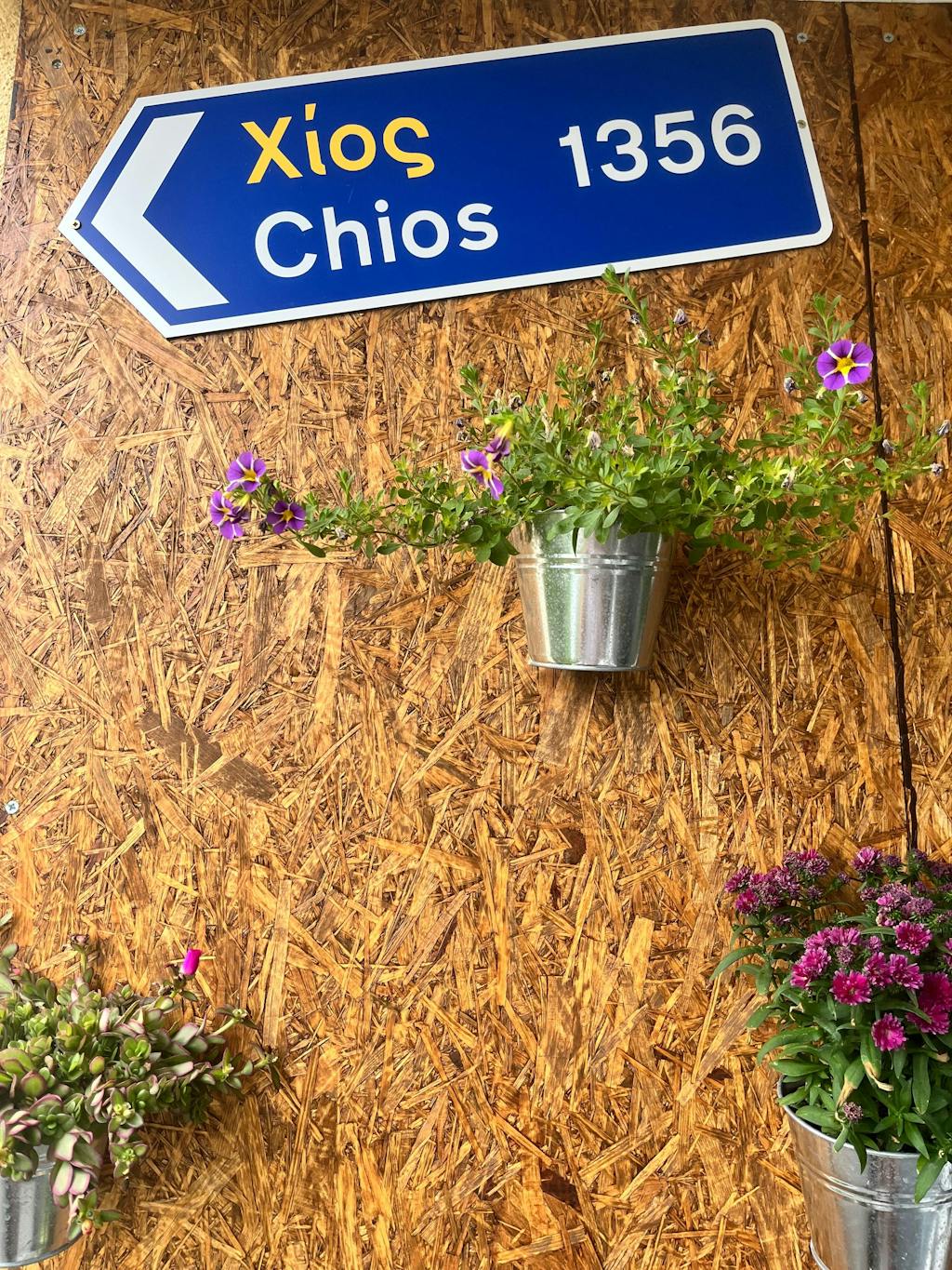 Griechisches Verkehrsschild MIT KM