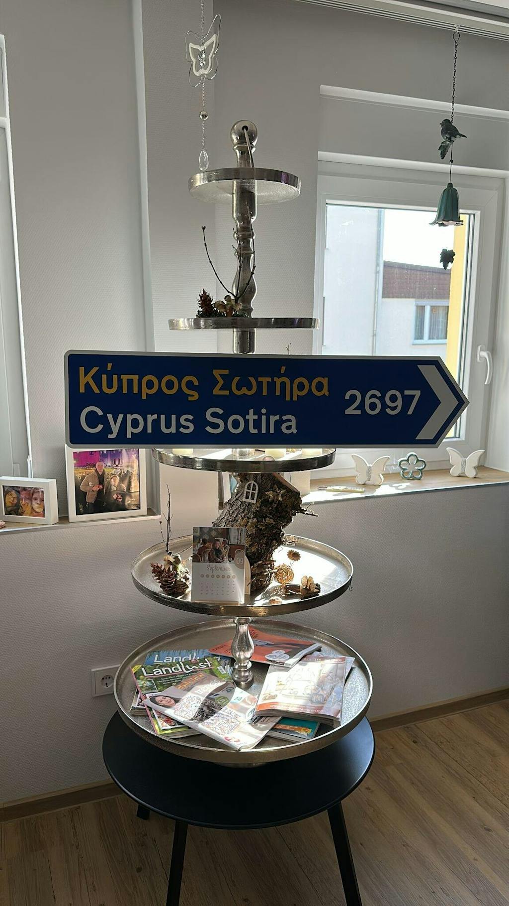 Griechisches Verkehrsschild MIT KM