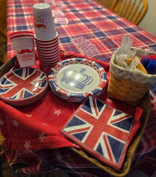 96 Pcs British Flag Party Plates and Napkins