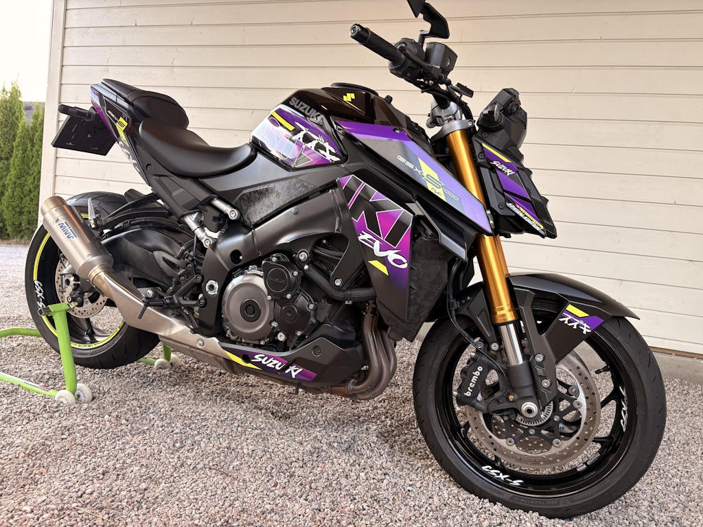 SUZUKI GSX-S1000 Graphic Decal Sticker Kit (tiktok.@Carbonrocket)