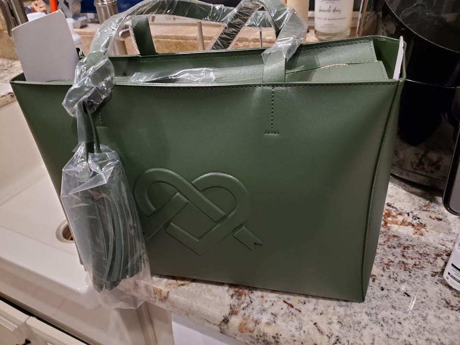 Benefits of using a vegan leather handbag – Gunas New York