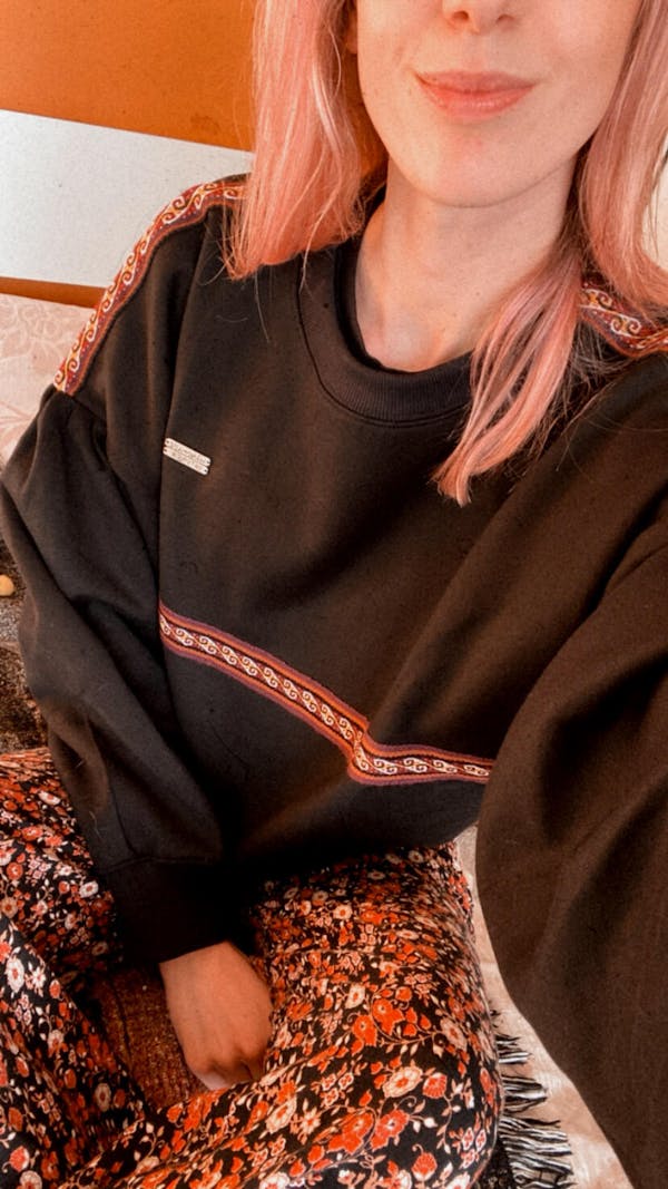 Black oversized sweatshirt with Peruvian motifs