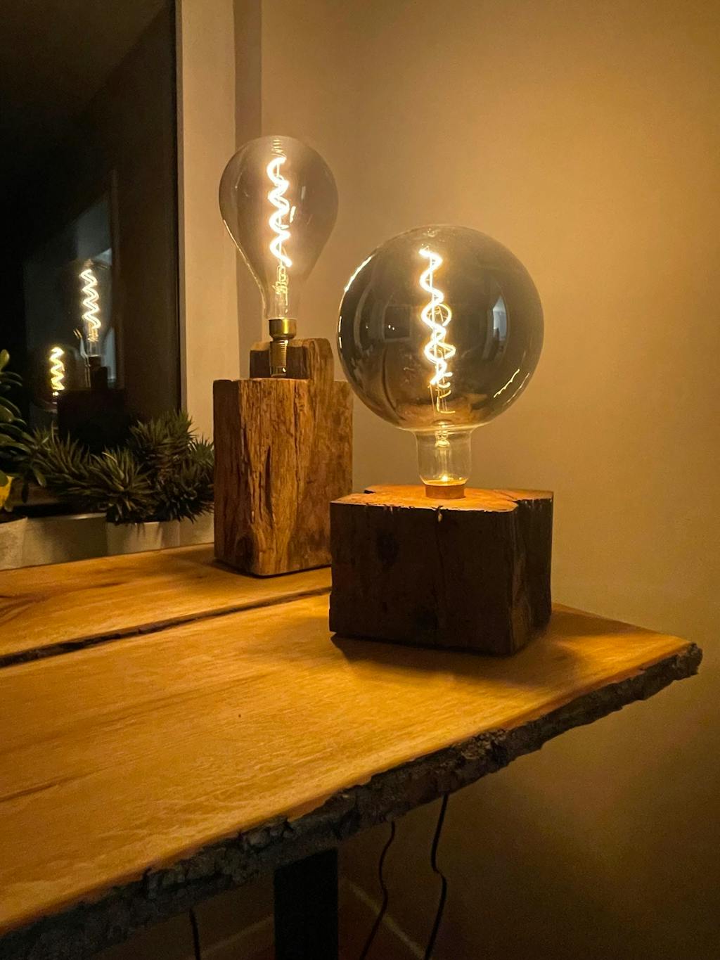 Rökkri | Tischleuchte aus Eichenholz