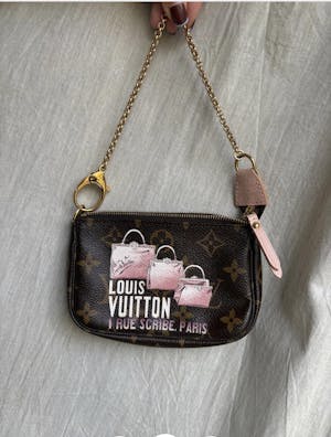 Louis Vuitton mini Pochette Monogram Illustrations – Colección Limited “Totes Store Paris”