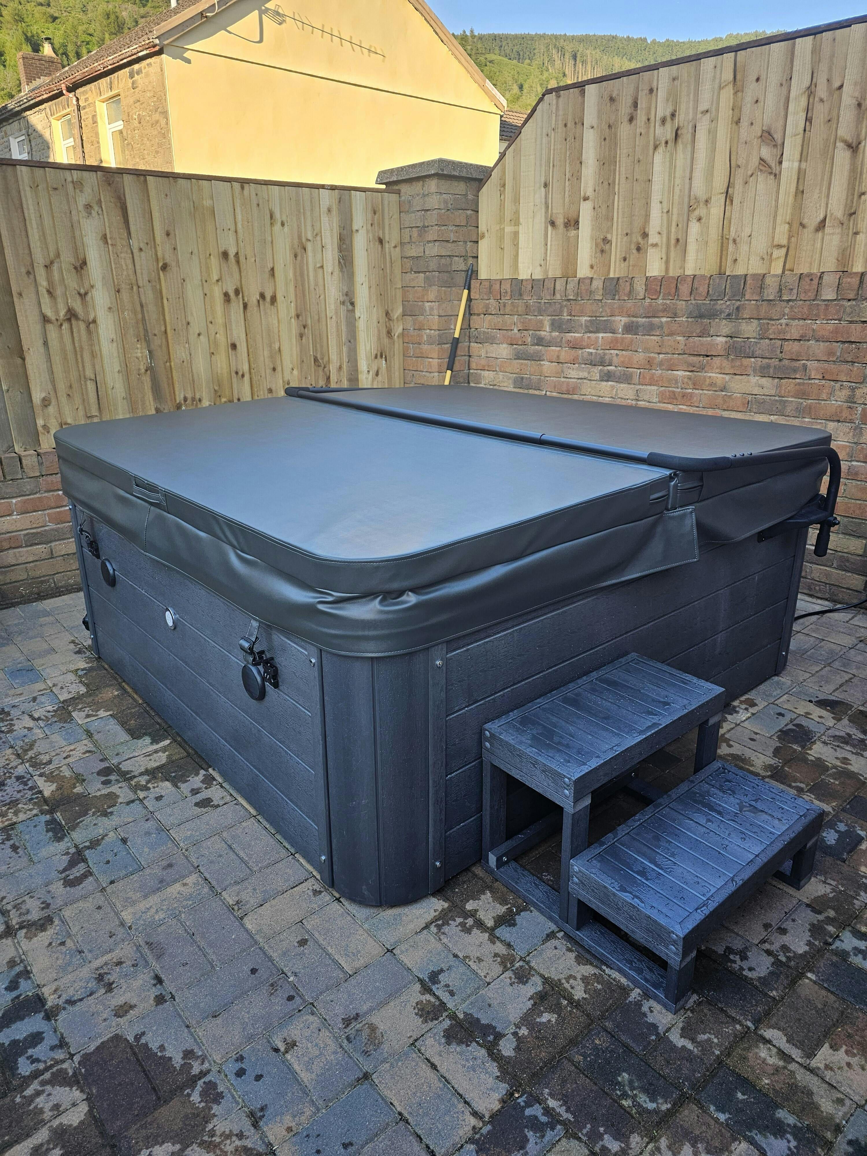 Orca Leisure Sunboro X 6 Person Hot Tub – Heracles Wellness