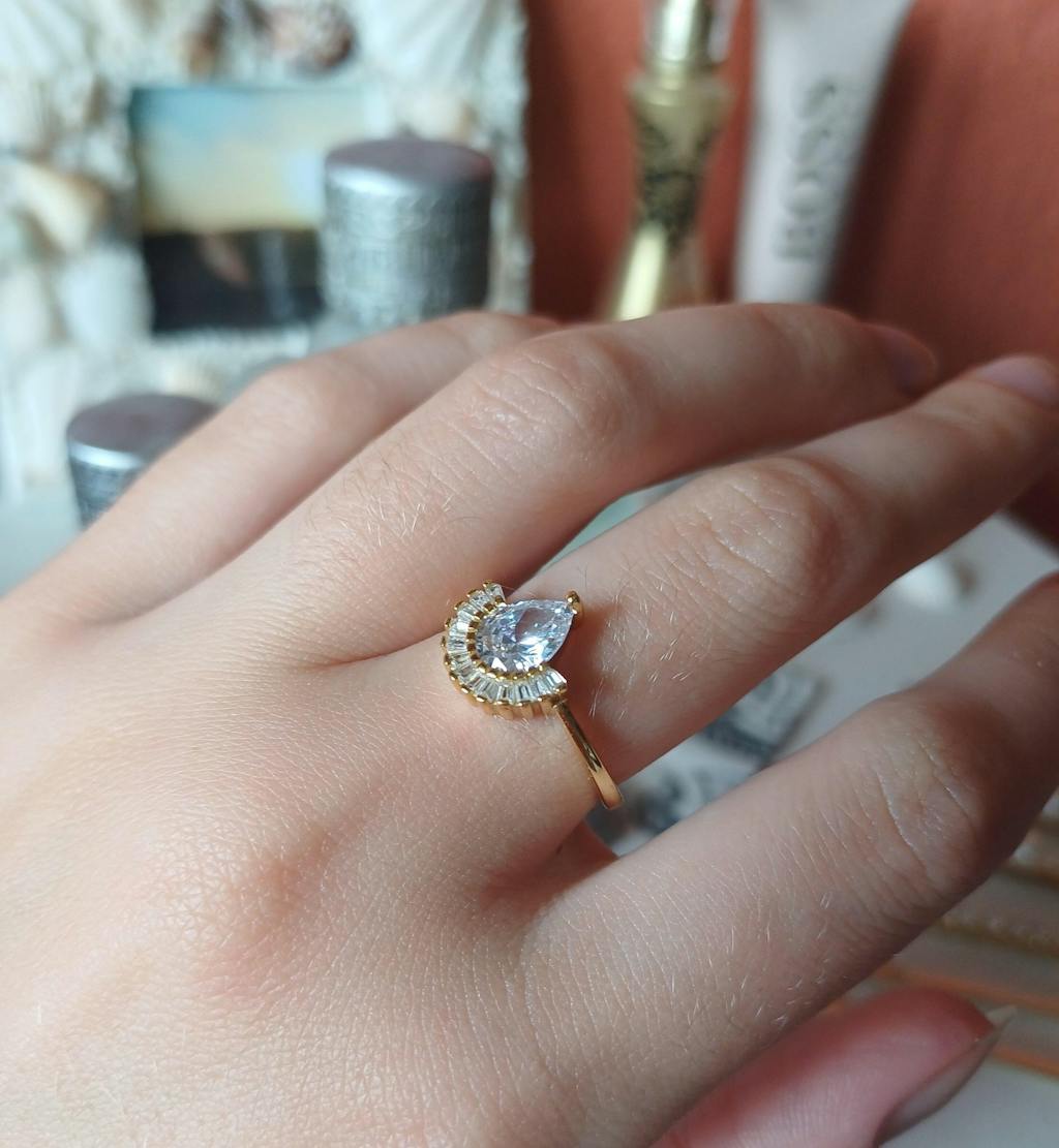 Diamond Teardrop Ring Gold