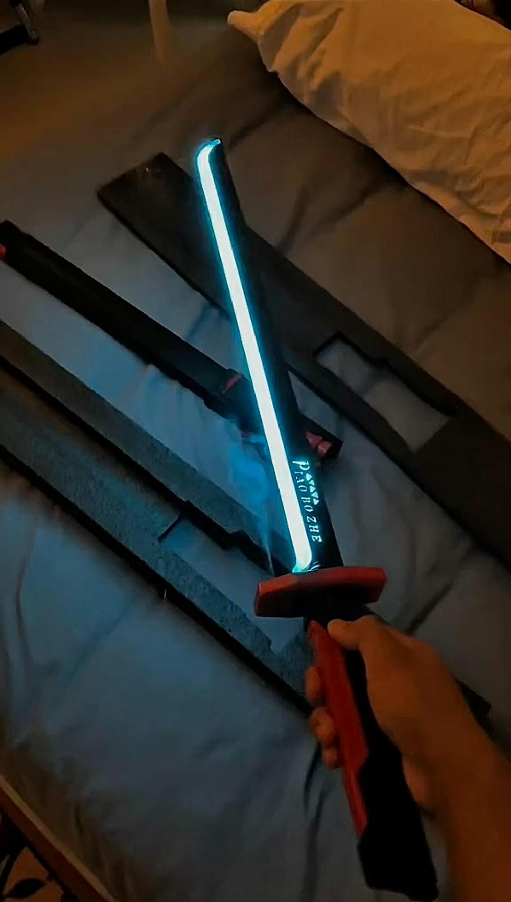 Katana LED Hikarion – Épée lumineuse avec étincelles et fumée