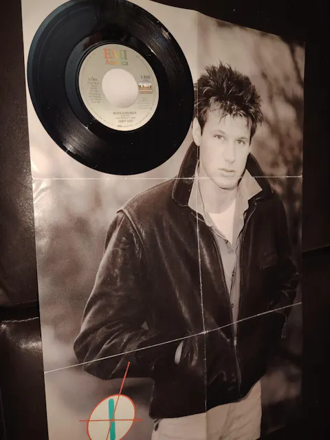 COREY HART - NEVER SURRENDER (POSTER) | 7" SINGLE VINILO USADO