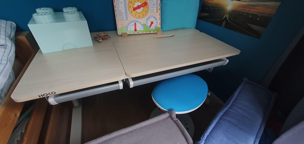 CELIN Kinder Schreibtisch 120x60 cm höhenverstellbar – mit neigbarer Tischplatte & Ablage, Holzoptik, ideal fürs Kinderzimmer & Hausaufgaben