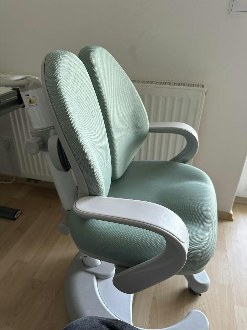 ANTON Kinder Schreibtischstuhl ergonomisch höhenverstellbar – Lernstuhl mit Fußstütze, klappbaren Armlehnen & atmungsaktivem Sitzpolster