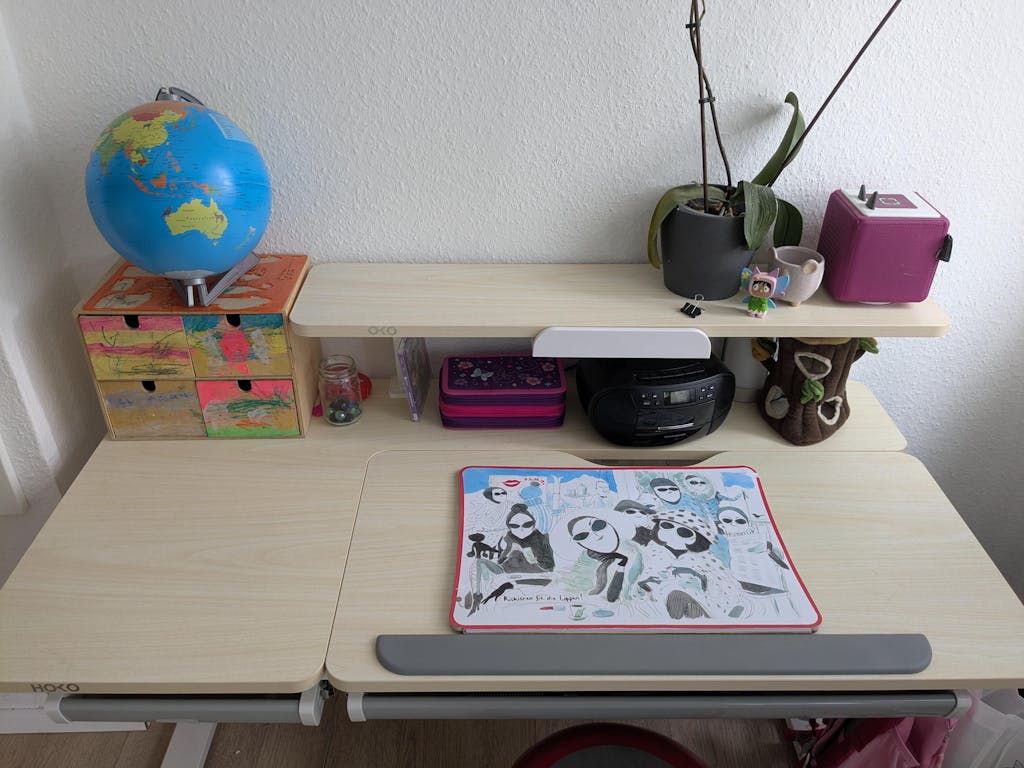 CELIN Kinder Schreibtisch 120x60 cm höhenverstellbar – mit neigbarer Tischplatte & Ablage, Holzoptik, ideal fürs Kinderzimmer & Hausaufgaben