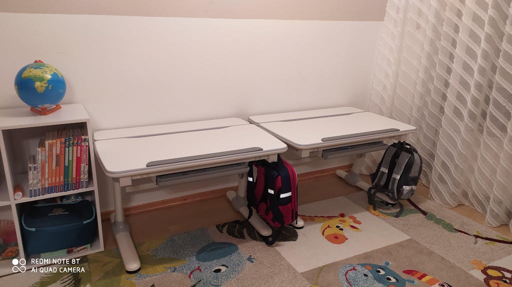 JOJO Kinderschreibtisch höhenverstellbar 98x70 cm für Kinder ab 6 Jahren, neigbar, mit Schublade, ergonomisch & stabil, Weiß/Grau