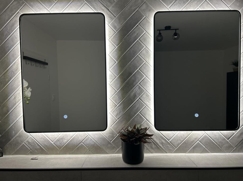 Badespiegel mit Beleuchtung / Dekor LED Wandspiegel mit Schwarz Metall RAHMEN