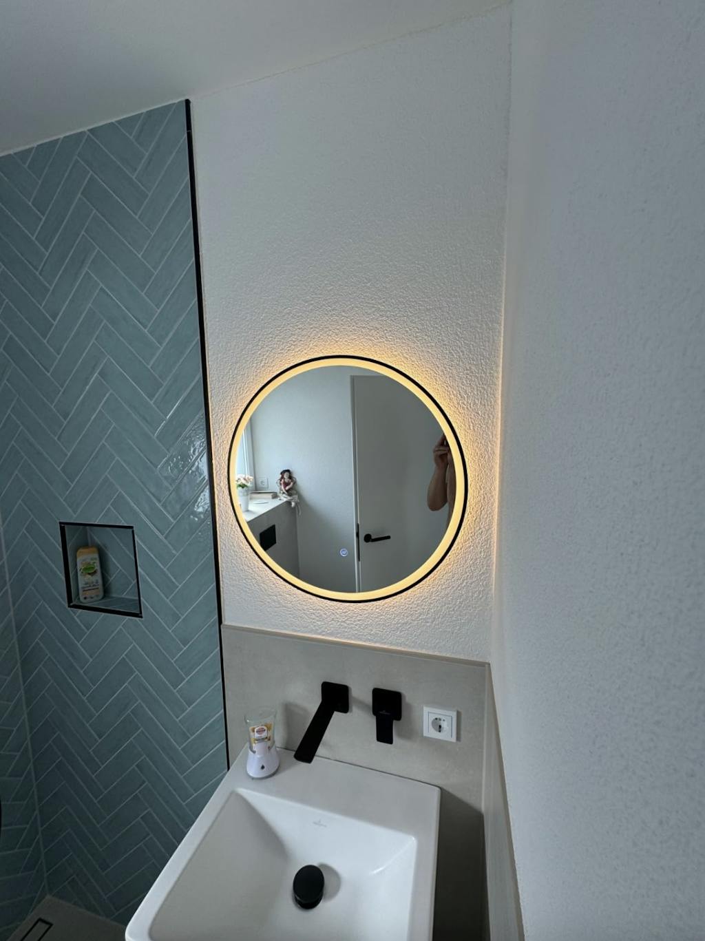 LED Rundspiegel für Badezimmer mit Schwarz Rahmen, Lichtwechsel