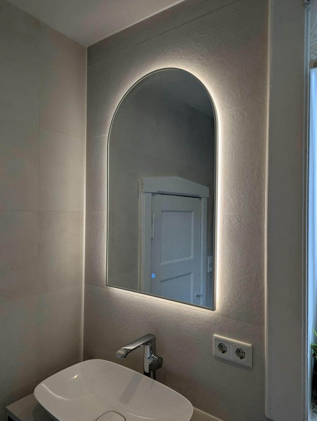 Badspiegel mit Beleuchtung, Bogenform mit Weißer Metall Rahmen, Lichtwechsel