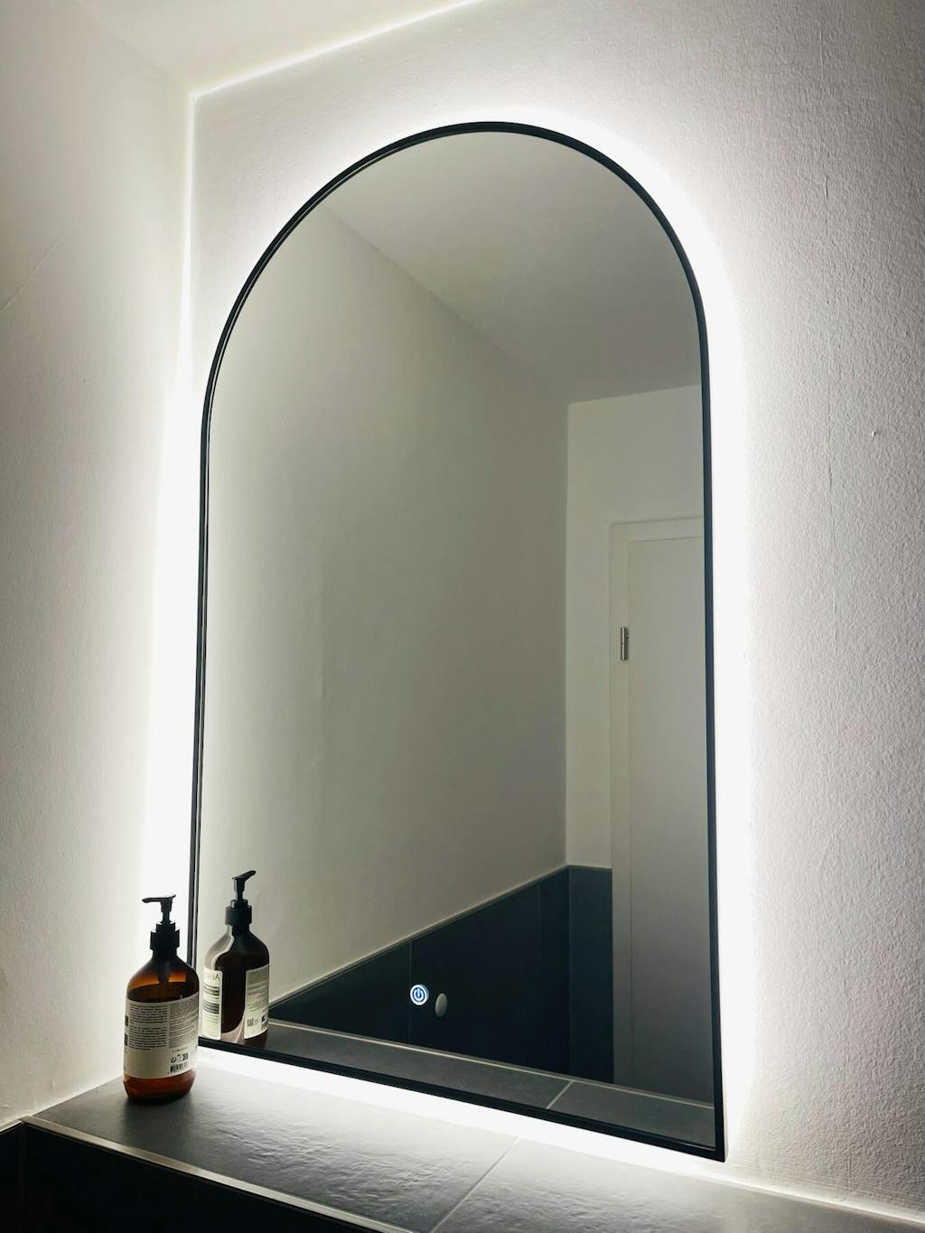 LED Wandspiegel, Bogenform Lichtspiegel mit Schwarz Metall Rahmen, Lichtwechsel