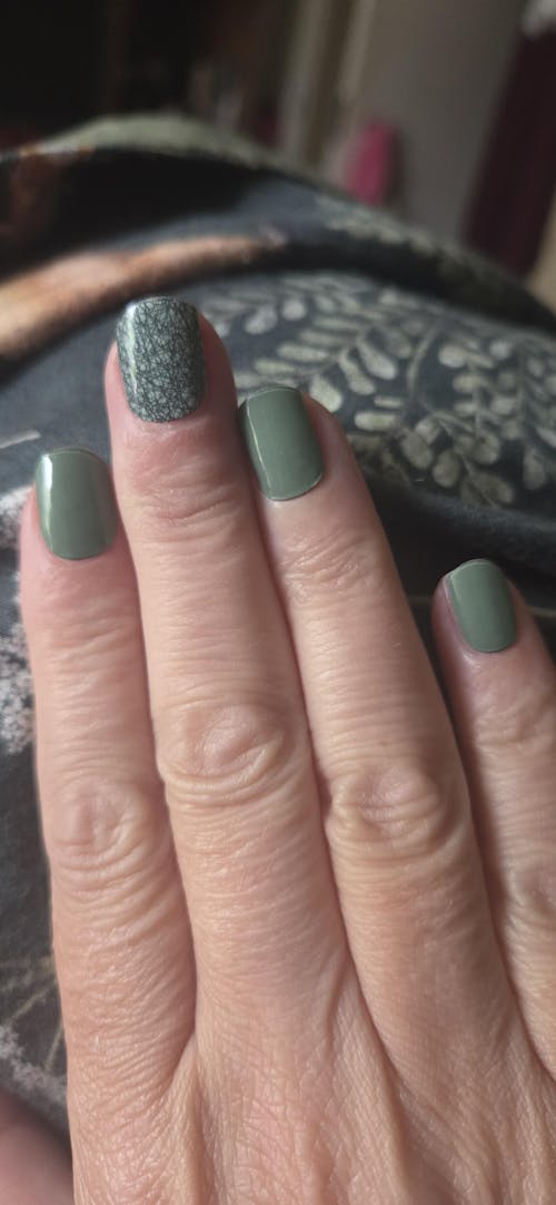 Hard To Resist - Gels