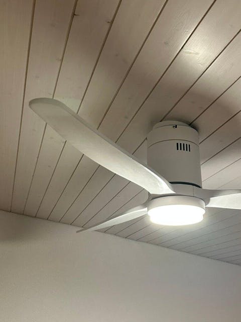 Hombli Smart Ceiling Fan & Light - White & White Wood