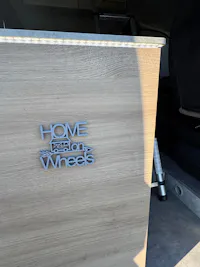 Holz-Schriftzug Home On Wheels