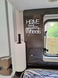 Holz-Schriftzug Home On Wheels