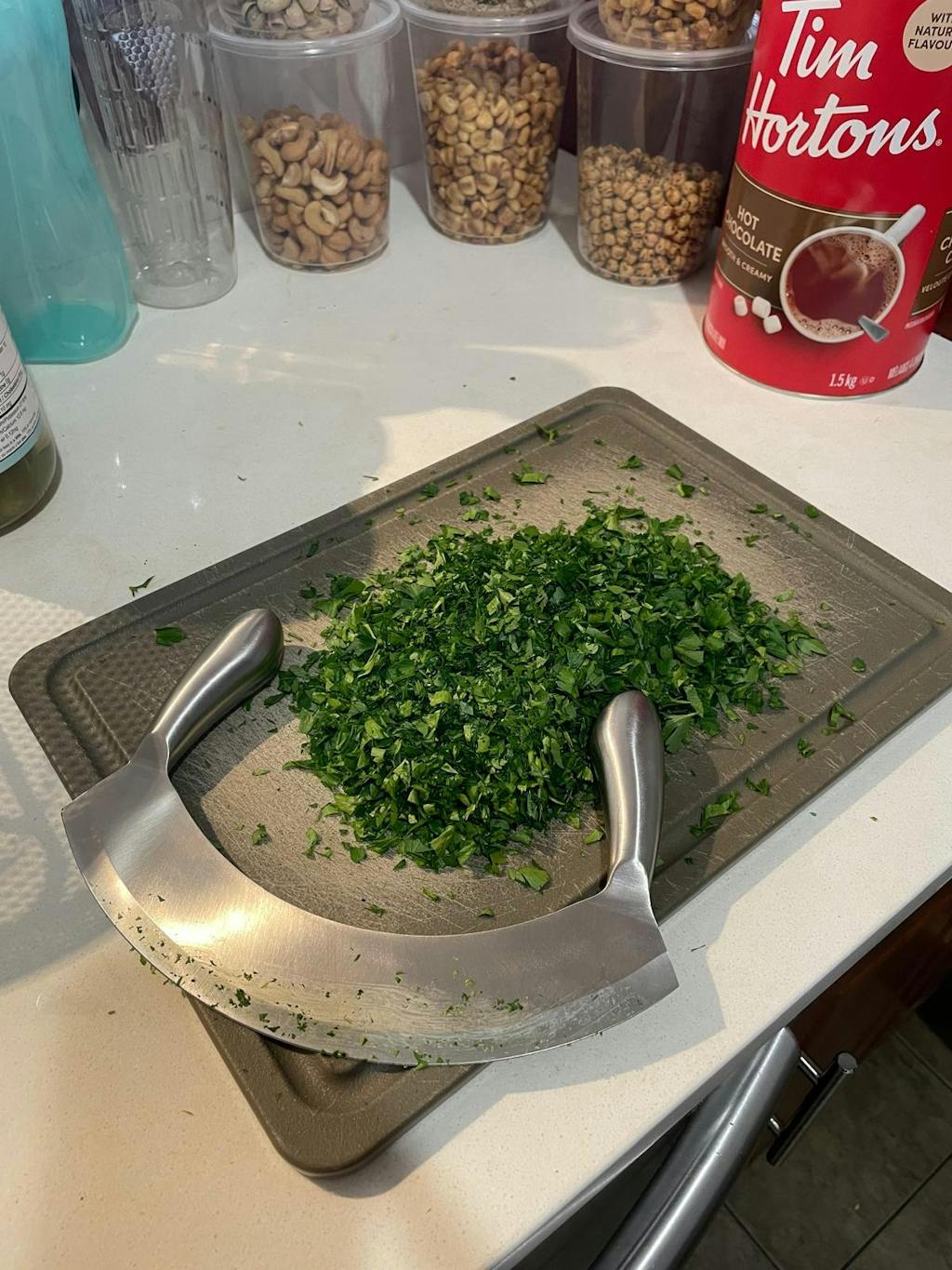 8.5-Inch Stainless Steel Mezzaluna Knife – Herb Mincer, Vegetable Chopper, Salad Dicer, and Pizza Cutter with Curved Blade