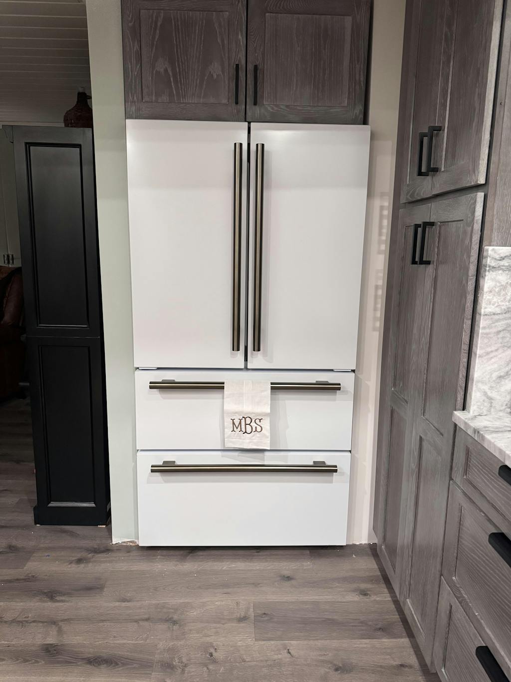 Forno Espresso Moena 36-inch 19.2 Cu.ft French Door Refrigerator in White with Antique Brass Handle (FFRBI1820-36WHT)