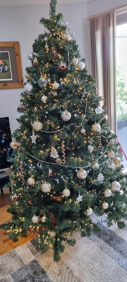 7FT Extra Full Pre-lit LED Christmas Tree - 1250 Tips