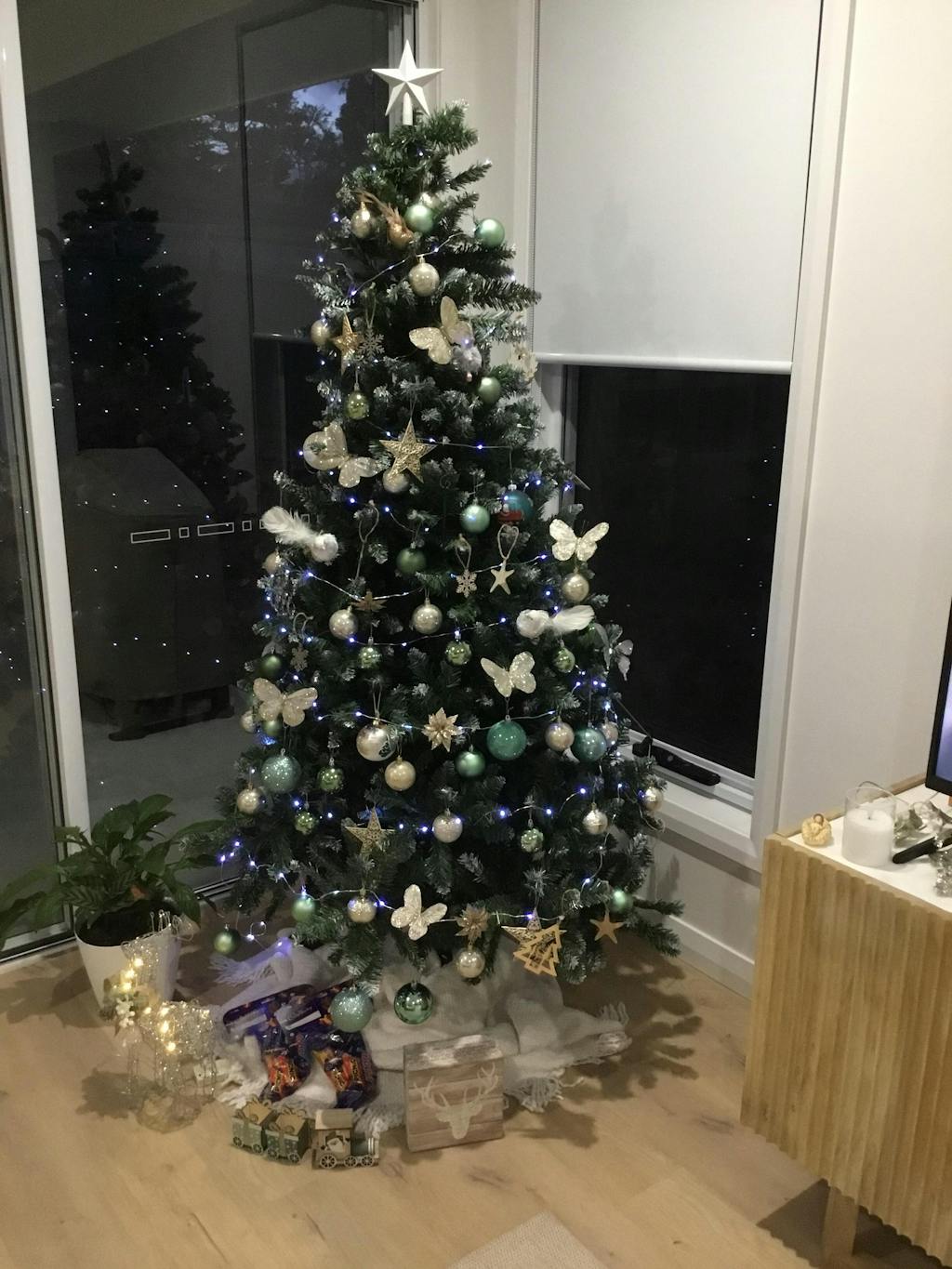 7FT Light Snow Value Christmas Tree - 905 Tips