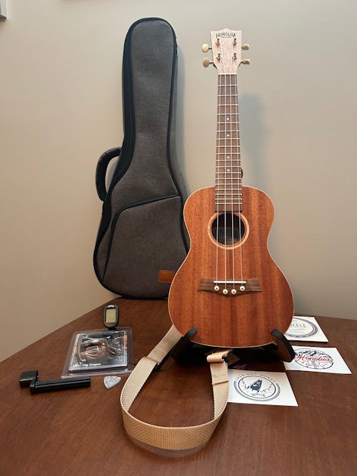 Mano Solid Top Concert Ukulele