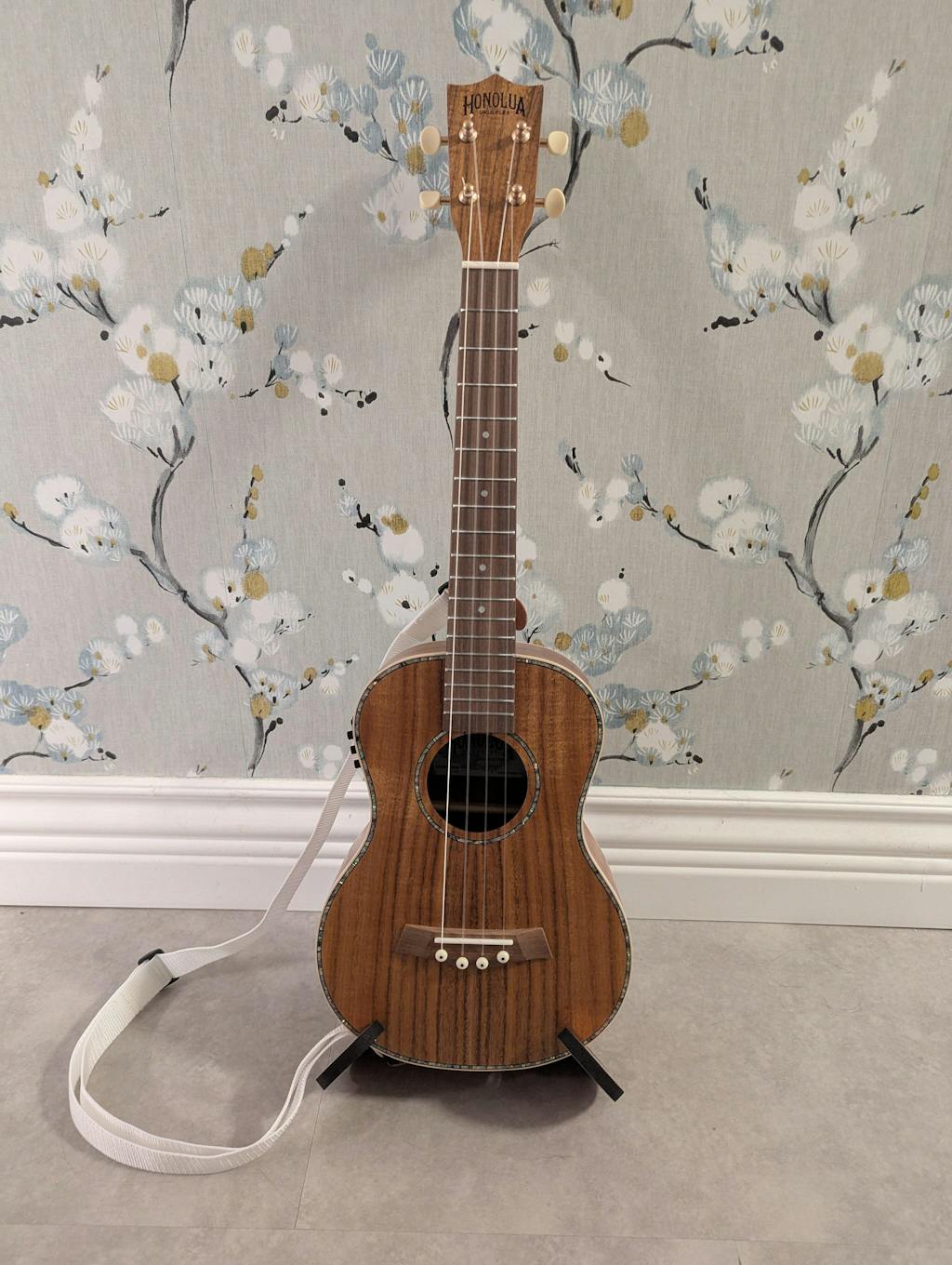 Kohala Deluxe Solid Top Tenor Acoustic Electric Ukulele