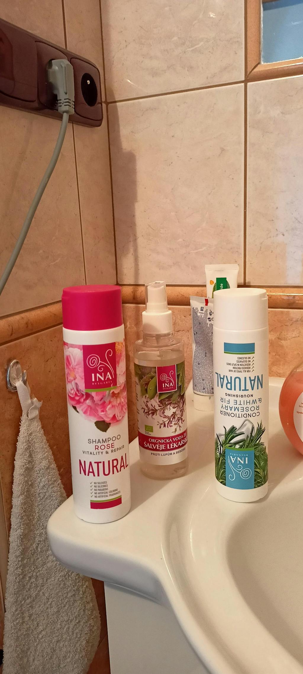 Přírodní Růžový Šampon na Suché a Poškozené vlasy