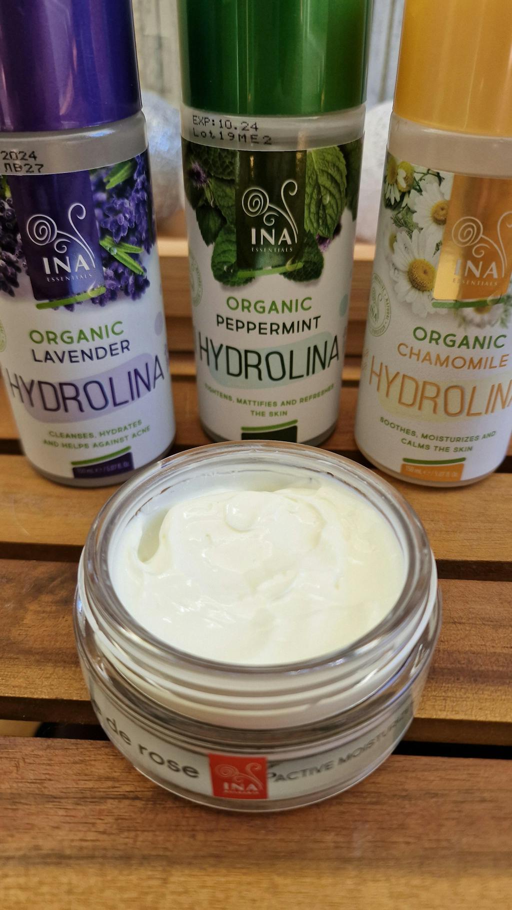 Crème de rose - aktivna Vlažilna Krema z zaščitnim faktorjem SPF30 - močno obogatena z organskim eteričnim oljem Vrtnice