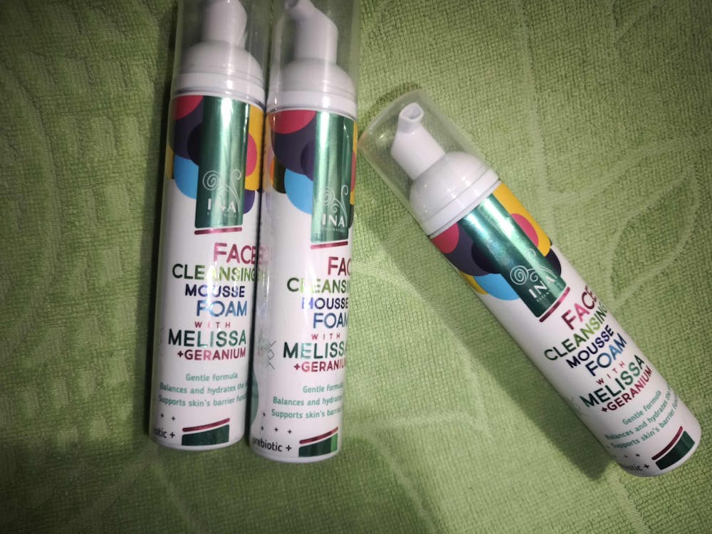 Φυσικός αφρός καθαρισμού προσώπου με μελισσόχορτο και γεράνι - για όλους τους τύπους δέρματος