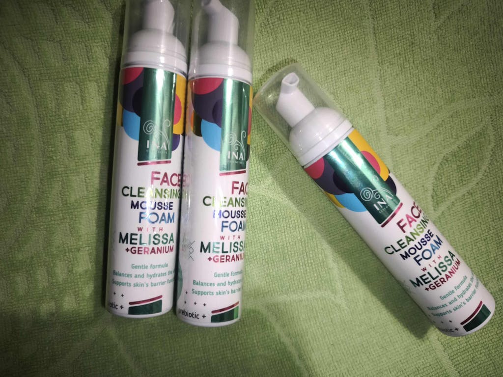 Φυσικός αφρός καθαρισμού προσώπου με μελισσόχορτο και γεράνι - για όλους τους τύπους δέρματος