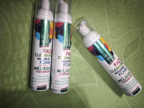 Φυσικός αφρός καθαρισμού προσώπου με μελισσόχορτο και γεράνι - για όλους τους τύπους δέρματος