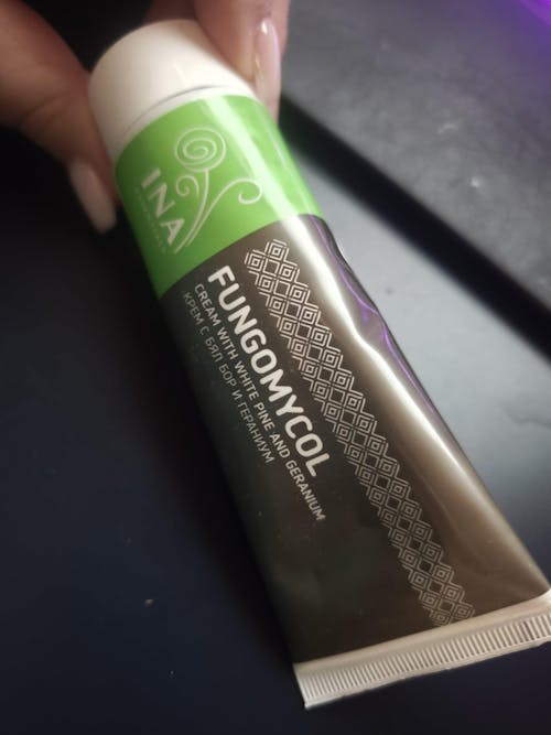 Κρέμα 2 σε 1 για ονυχομυκητίαση και ξηρό, σκασμένο δέρμα - με λευκή πεύκη, ουρία και γεράνι