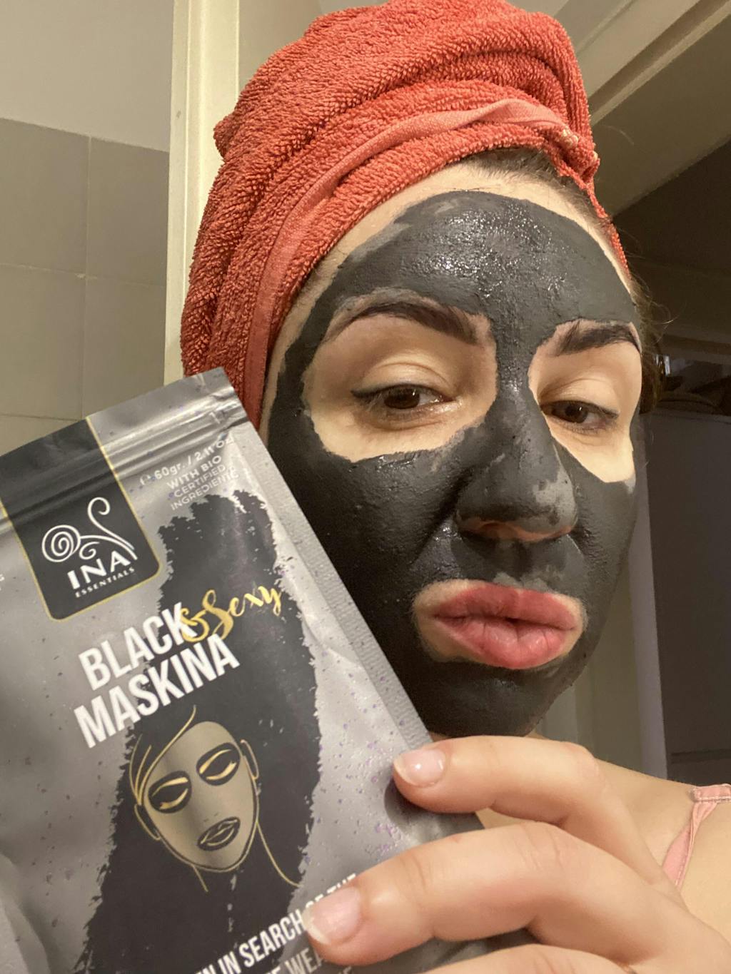 Gesichtsmaske - Schwarz Maskina - Intensivpflege bei Akne und Mitessern