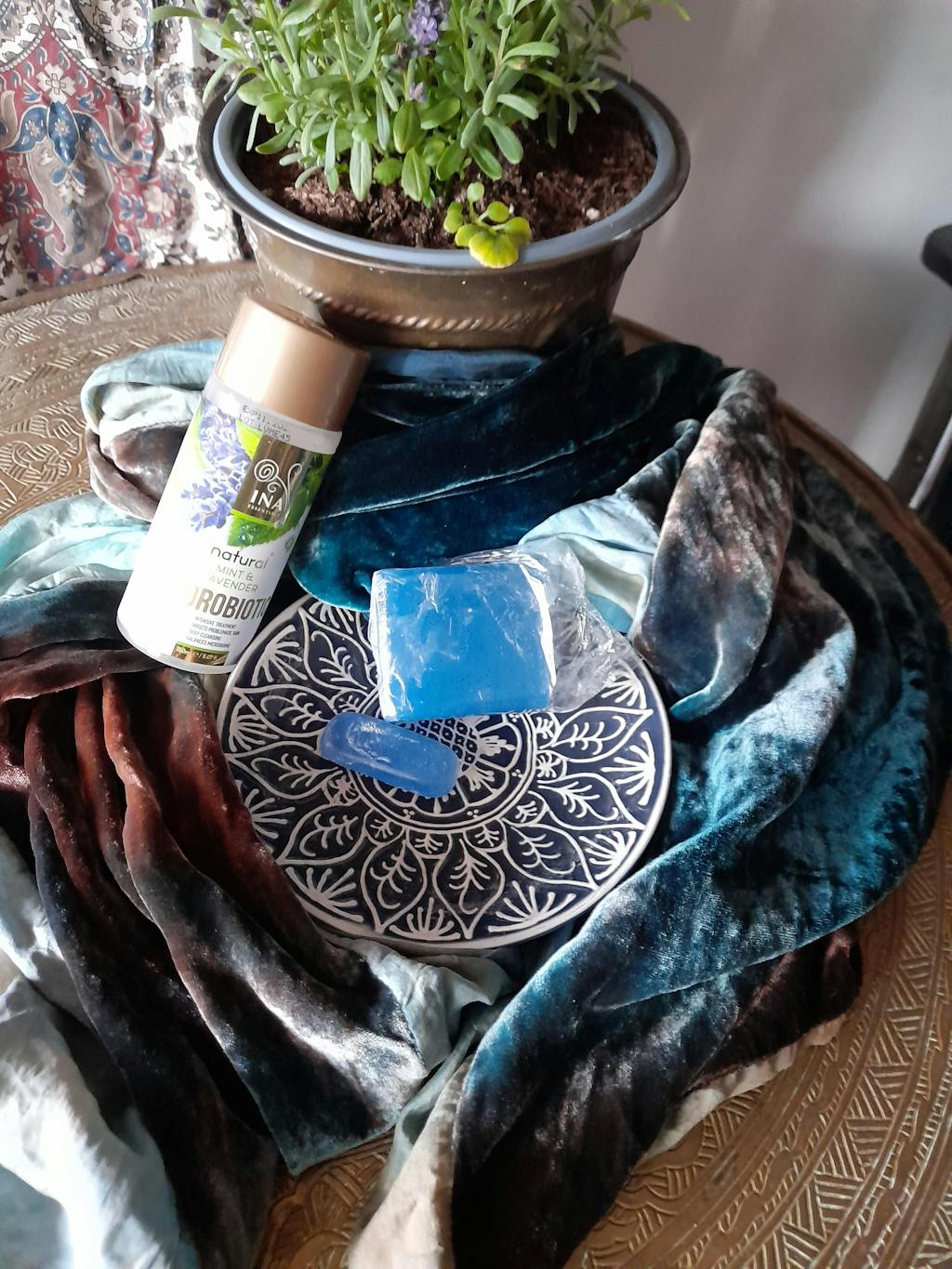 Natürliche Kräuterseife mit Lavendel- und Blaubeere - Körperakne und zu Unreinheiten neigende Haut