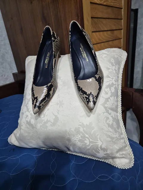 Decolletè classico in pelle effetto pitone sabbia con tacco stiletto 50 mm