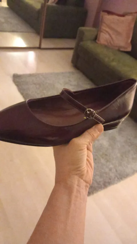 Ballerina con cinturino in pelle bordeaux punta affusolata con tacco 2cm