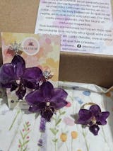 Aretes Mini Orquídea Morada y Zirconia