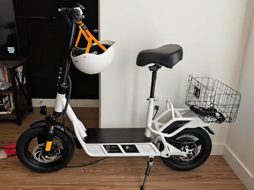 isinwheel Hyper X Electric Scooter with Seat & Basket 700W