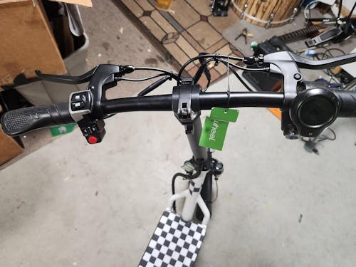 isinwheel Hyper X Electric Scooter with Seat & Basket 700W