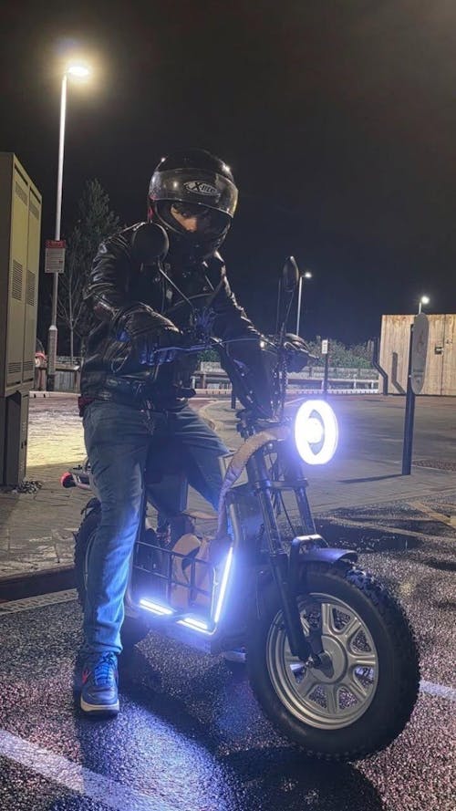 isinwheel H7Pro 1200W High-End Commuting Electric Scooter with Seat