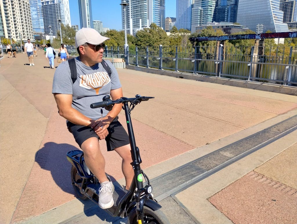 isinwheel Hyper X Electric Scooter with Seat & Basket 700W