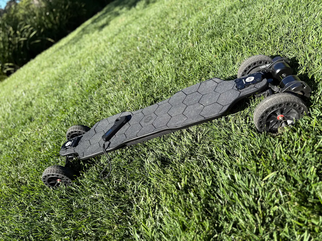 isinwheel V10 3000W Off Road Electric Skateboard with Belt Motors & Ambient Light