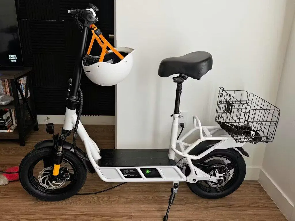 isinwheel Hyper X Electric Scooter with Seat & Basket 700W