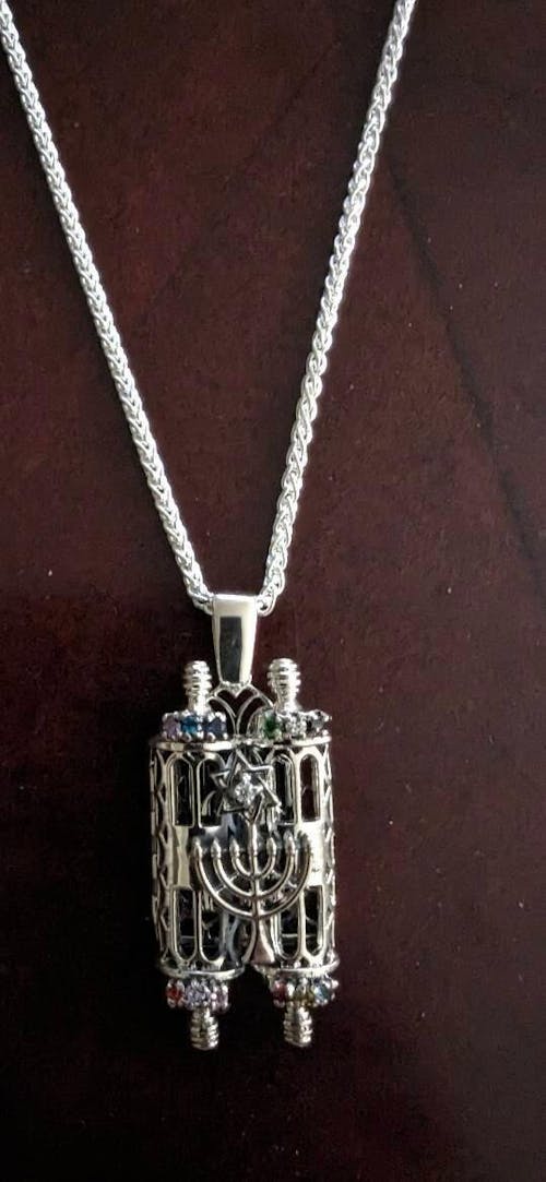 שרשרת "ספר תורה" מכסף 925 גדול (4.5*2.2 ס"מ) נפתח עם קריסטלים צבעוניים