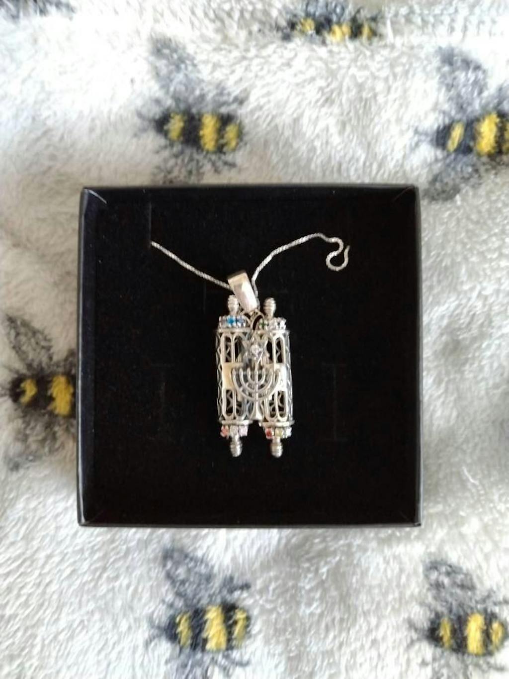 שרשרת "ספר תורה" מכסף 925 גדול (4.5*2.2 ס"מ) נפתח עם קריסטלים צבעוניים