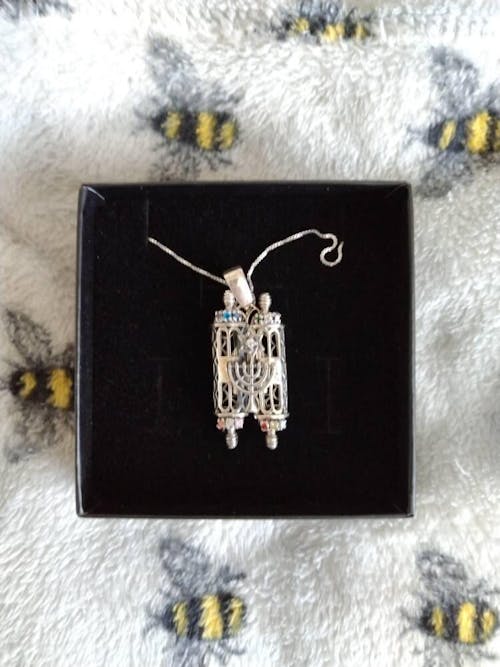 שרשרת "ספר תורה" מכסף 925 גדול (4.5*2.2 ס"מ) נפתח עם קריסטלים צבעוניים